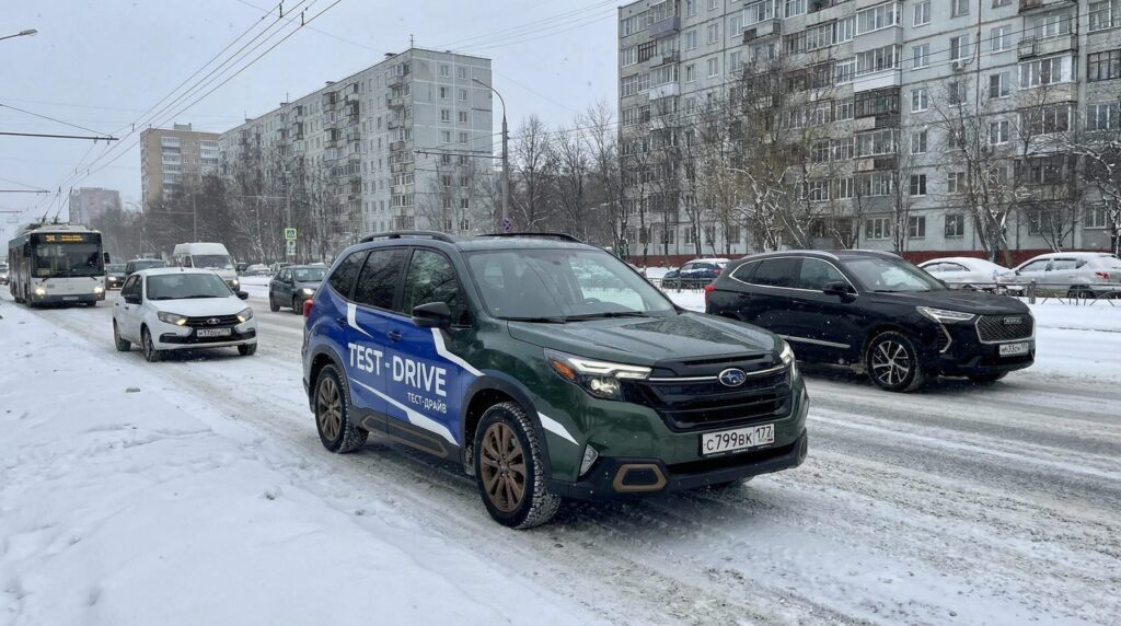 カザンの街中で目撃したスバル新型フォレスターのテストドライブ車