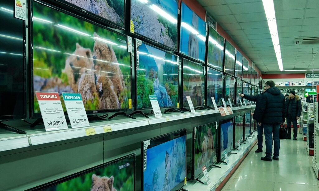 ロシアの家電量販店に並ぶ東芝ブランドとHisense製品