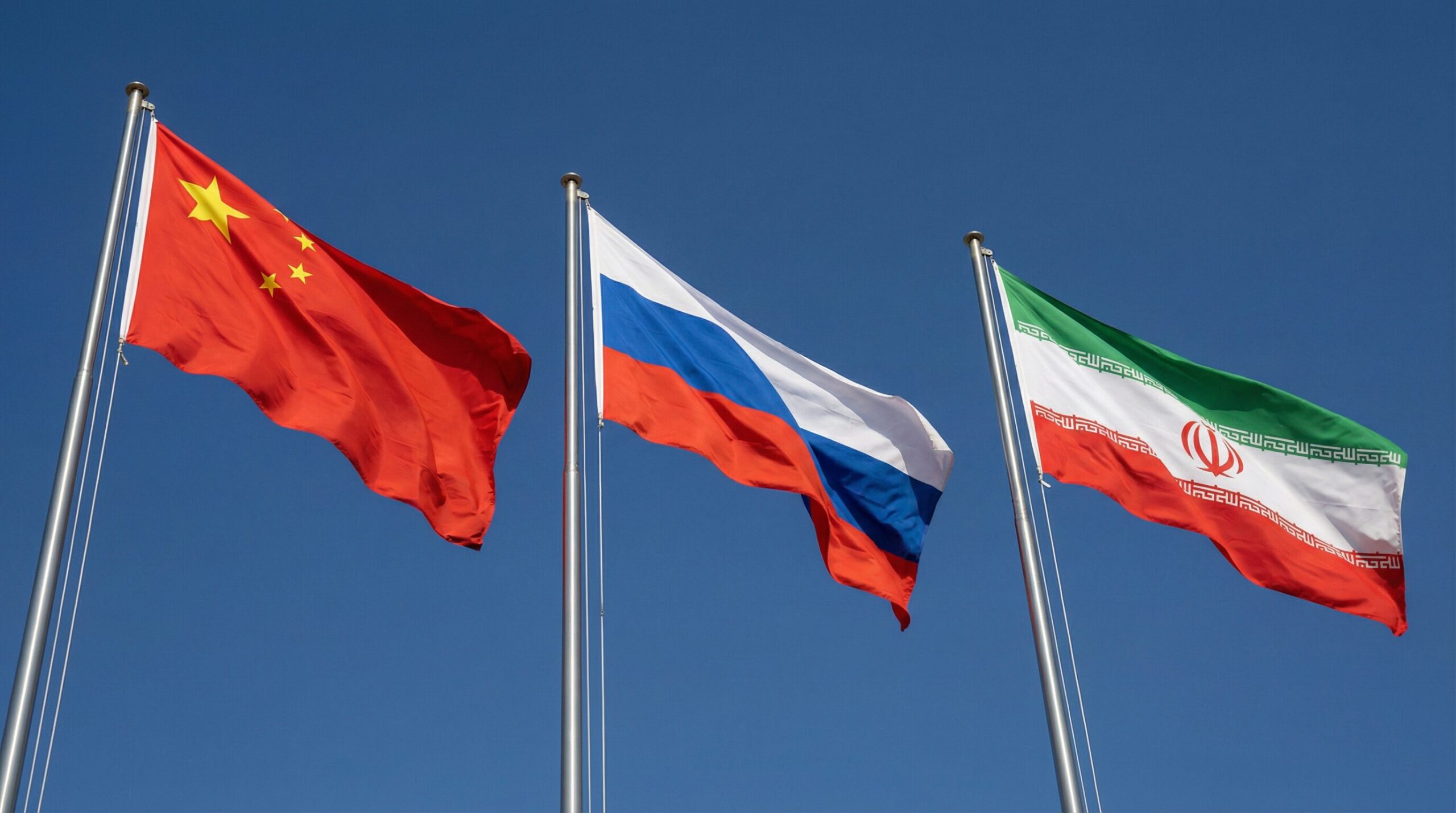 中国・ロシア・イランの国旗が並ぶ。ネット検閲を強化する3カ国の比較を象徴する画像