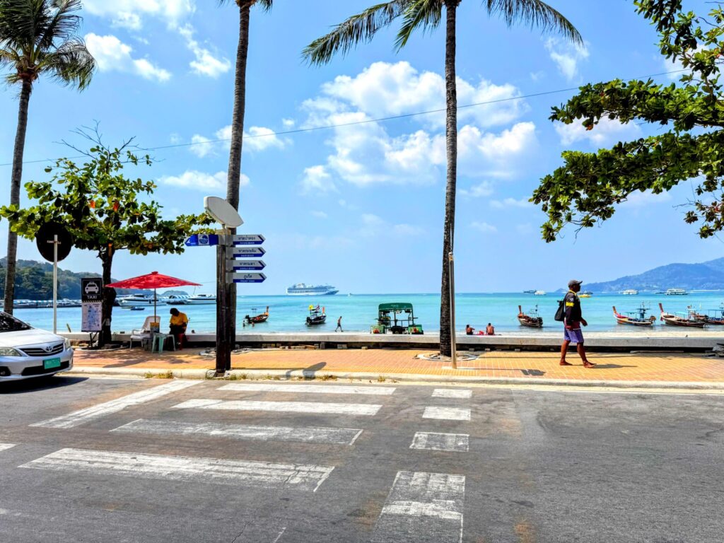 青い海とヤシの木が広がるタイ・プーケットの平和で美しいビーチの風景