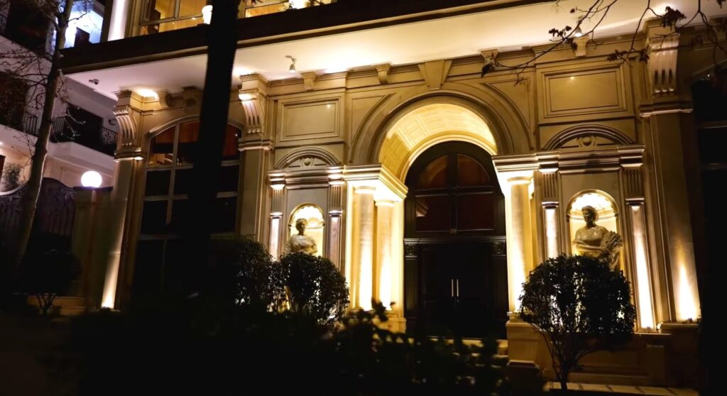 テヘランの高級エリアに建ち並ぶ、西洋建築のような美しいデザインのマンション