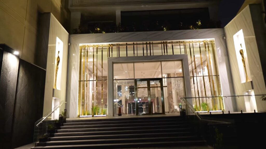 経済制裁下とは思えないほど綺麗に整備された、テヘランの高級マンションの入り口