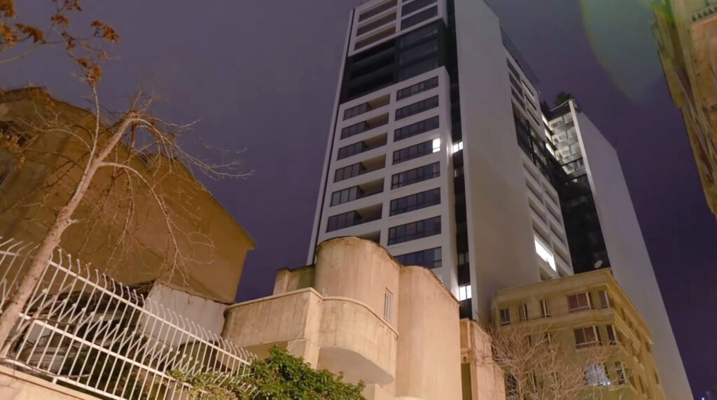 東京の港区にあっても違和感のない、テヘラン山側の高級住宅街に建つ高層マンション