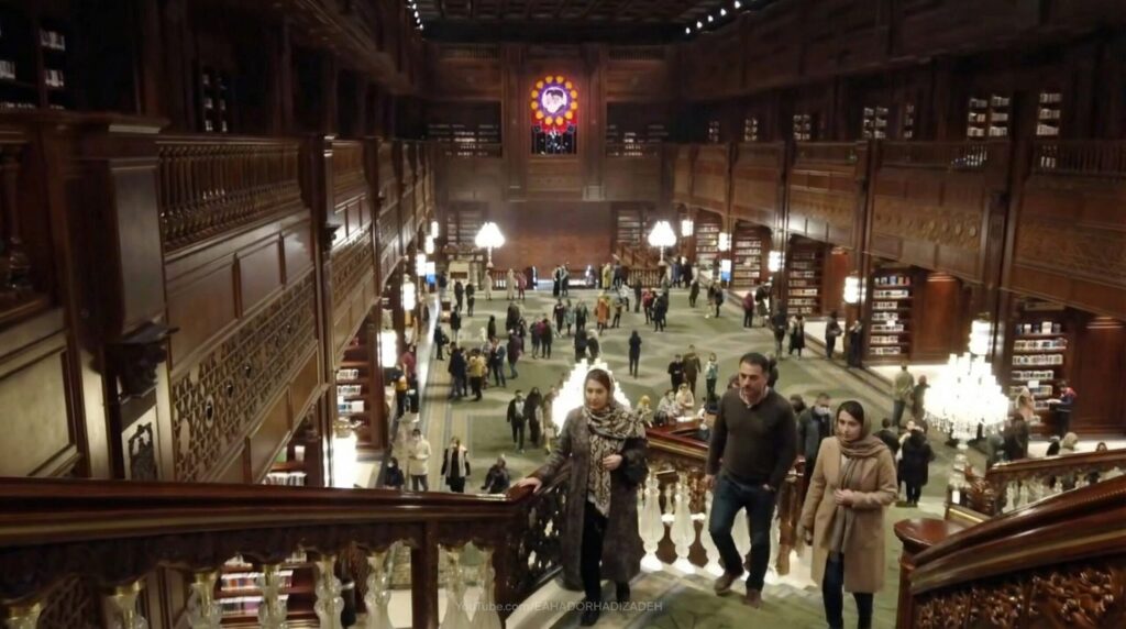 テヘランの発展を象徴する、息を呑むほど壮大で美しいモール内の木造空間