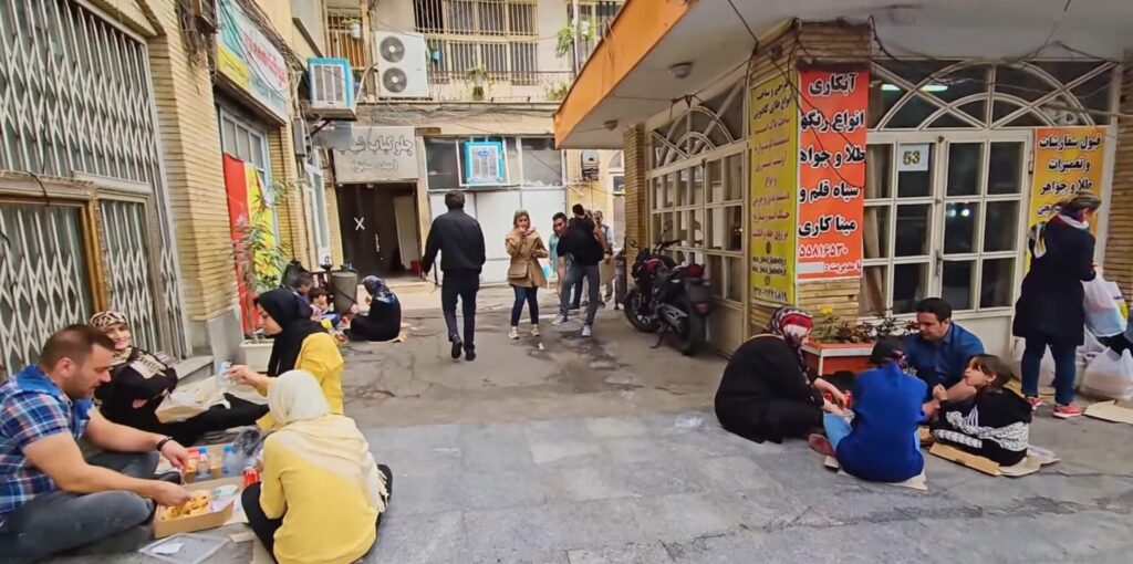 ラマダン中の昼間に、誰も咎めることなく広場で食事を楽しむイランの人々の穏やかな日常風景