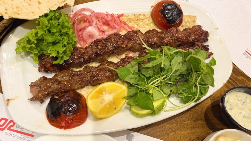 ドバイでもイランでも毎日食べていた、繊細な味付けが美味しいイラン料理の定番であるケバブ