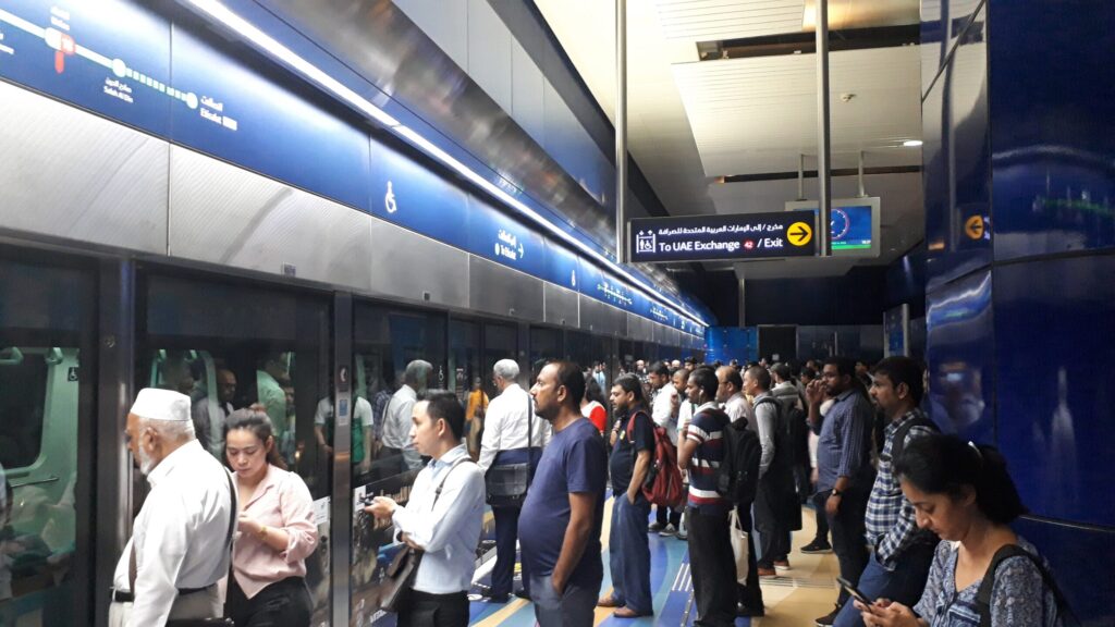 ドバイメトロの駅ホーム。南アジア系・東南アジア系・中東系など多国籍の通勤客が列をなしている